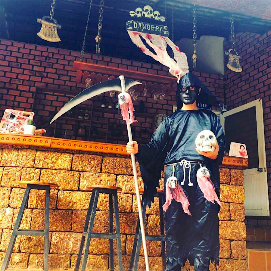 Vào tối 31-10, tất cả nhân viên quán cà phê Cuội sẽ hóa trang đều hóa trang để phục vụ khách. Ảnh: Mộc Trà 7Vào tối 31-10, tất cả nhân viên quán cà phê Cuội sẽ hóa trang đều hóa trang để phục vụ khách-Ảnh Mộc Trà