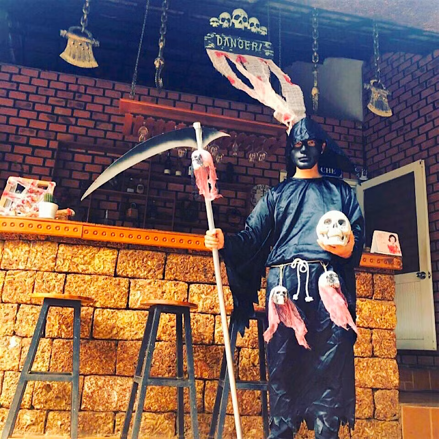 7Vào tối 31-10, tất cả nhân viên quán cà phê Cuội sẽ hóa trang đều hóa trang để phục vụ khách-Ảnh Mộc Trà