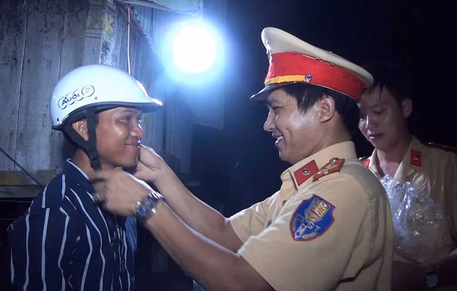 Công an huyện Phú Thiện đã trao tặng 30 mũ bảo hiểm cho người dân trong dịp này. Ảnh: Văn Ngọc
