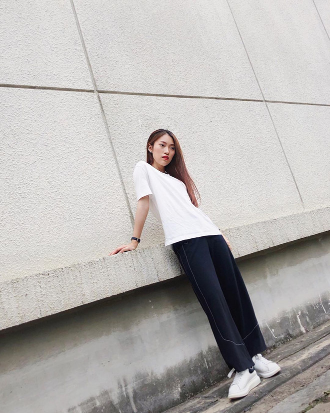 Không chỉ túi hàng hiệu, Khánh Vy còn chịu chi cho những mẫu sneakers hợp mốt đến từ thương hiệu Alexander McQueen với giá hơn 500 USD. Đối với phụ kiện này, trang phục của hot girl lựa chọn thường đơn giản với áo thun oversized đi kèm quần tây viền trắng ống suông.