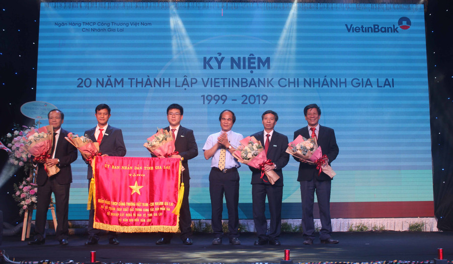 Ông Võ Ngọc Thành- Phó Bí thư Tỉnh ủy, Chủ tịch UBND tỉnh Gia Lai trao Cờ “Vì sự nghiệp xây dựng và phát triển tỉnh Gia Lai” cho Ban lãnh đạo Vietinbank Gia Lai. Ảnh: Sơn Ca