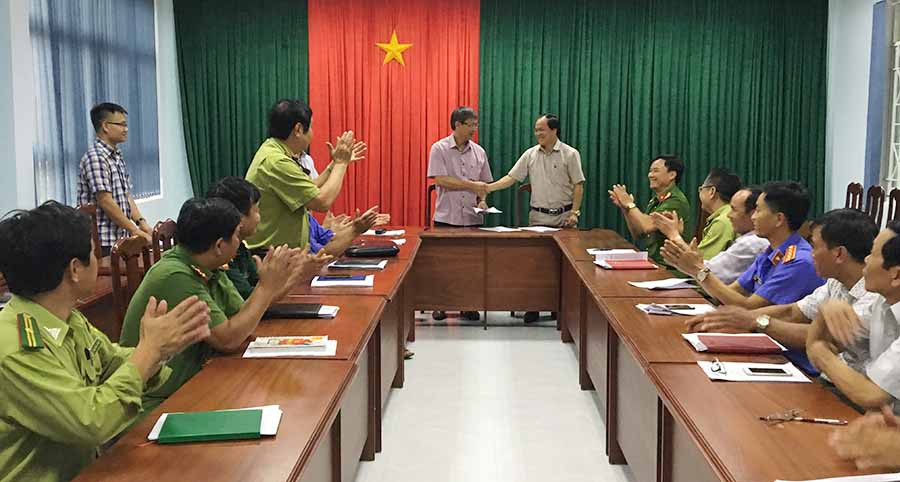 Chủ tịch UBND 2 huyện ký kết quy chế. Ảnh: Thúy Ngọ  Chủ tich UBND 2 huyện ký kết quy chế. Ảnh: Thúy Ngọ