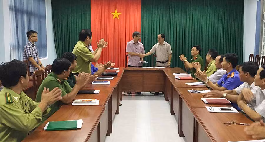  Chủ tich UBND 2 huyện ký kết quy chế. Ảnh: Thúy Ngọ