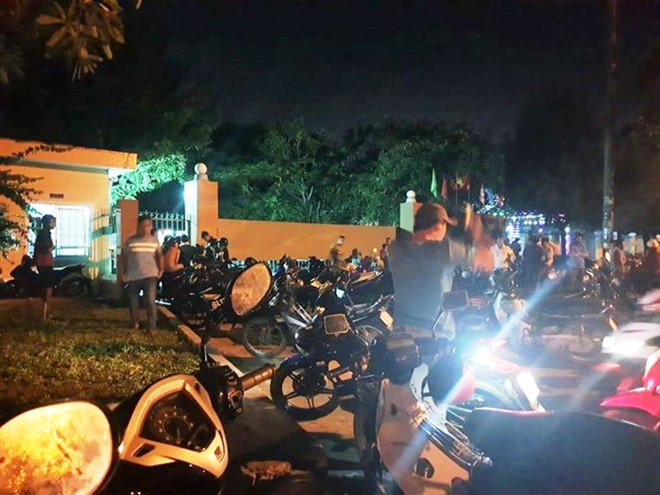 Người nhà nạn nhân bao vây hàng giờ đồng hồ yêu cầu công ty làm rõ nguyên nhân cái chết của công nhân Tây - Ảnh: Nam Thịnh Người nhà nạn nhân bao vây hàng giờ đồng hồ yêu cầu công ty làm rõ nguyên nhân cái chết của công nhân Tây - Ảnh: Nam Thịnh