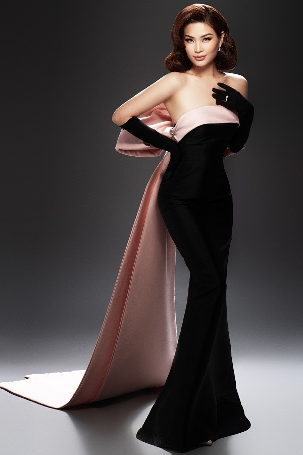  Với tạo hình và trang phục theo style cổ điển, những chiếc nón đội đầu công nương, găng tay nhung đã mang đến điểm nhấn ấn tượng cho tạo hình của Diễm Trang.