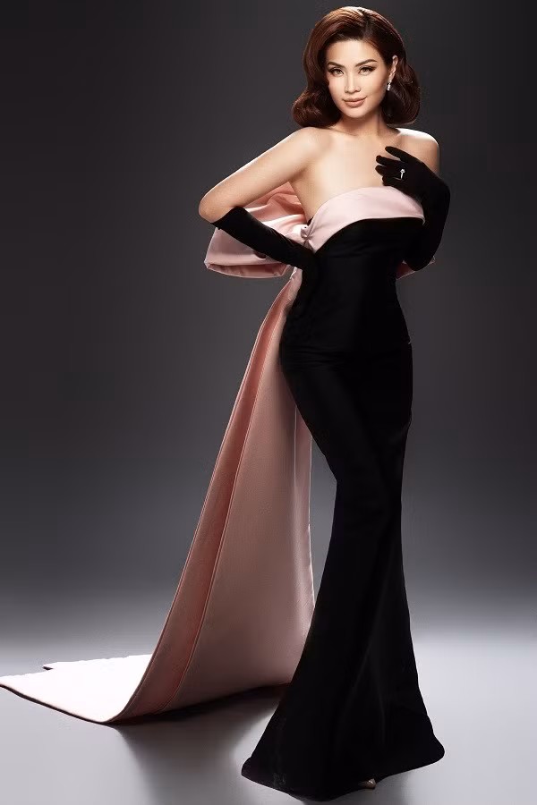  Với tạo hình và trang phục theo style cổ điển, những chiếc nón đội đầu công nương, găng tay nhung đã mang đến điểm nhấn ấn tượng cho tạo hình của Diễm Trang.