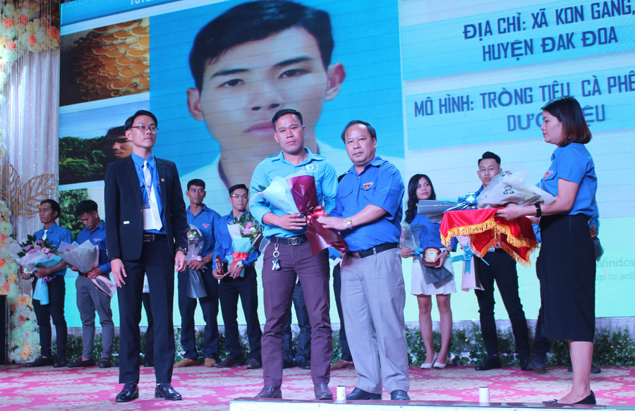 Đồng chí Châu Ngọc Tuấn-Phó Bí thư Tỉnh ủy tặng hoa cho các gương thanh niên khởi nghiệp tiêu biểu. Ảnh: Phan Lài
