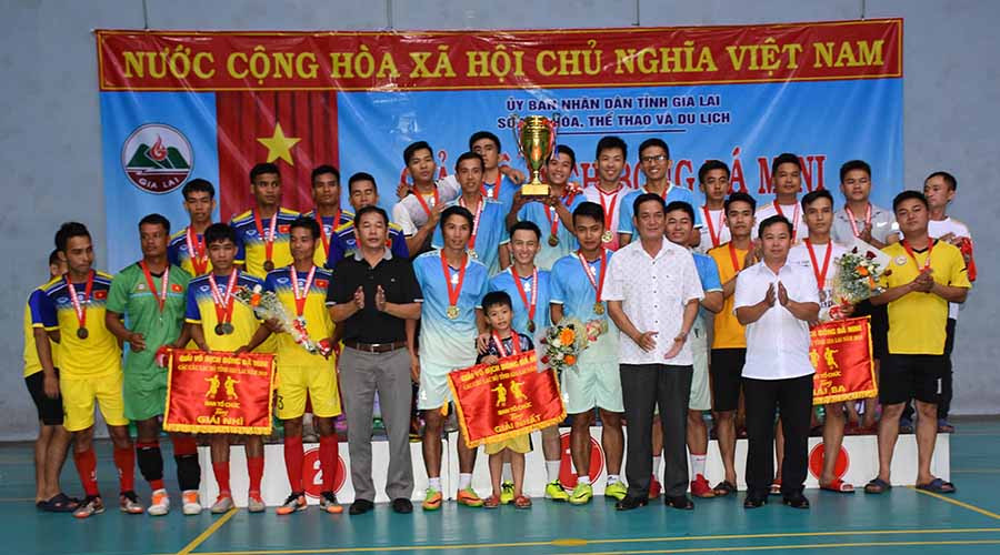  Ban tổ chức trao huy chương vàng, bạc, đồng cho các đội có thành tích xuất sắc. Ảnh: H.P