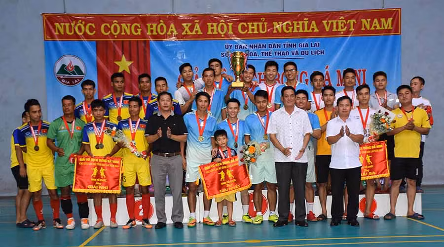  Ban tổ chức trao huy chương vàng, bạc, đồng cho các đội có thành tích xuất sắc. Ảnh: H.P