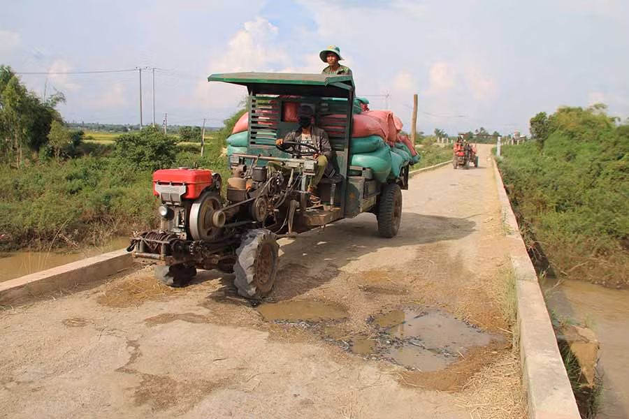  Cầu Máng bắc qua sông Ayun (huyện Phú Thiện) không có lan can bảo vệ. Ảnh: C.H