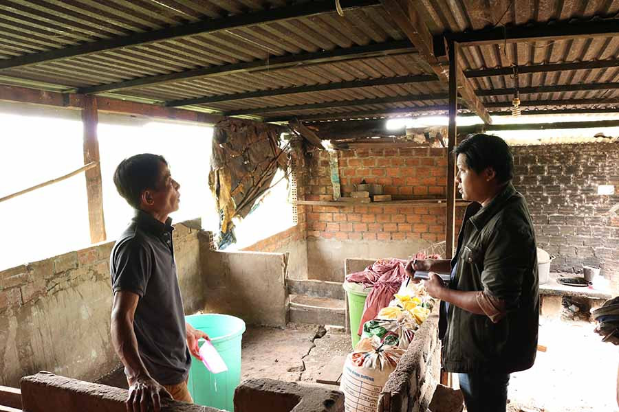 Anh Lâm vệ sinh chuồng trại hàng ngày để chuẩn bị tái đàn. Ảnh: L.N