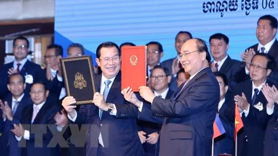  Thủ tướng Nguyễn Xuân Phúc và Thủ tướng Campuchia Samdech Techo Hun Sen ký Hiệp ước bổ sung Hiệp ước hoạch định biên giới quốc gia năm 1985 và Hiệp ước bổ sung năm 2005 giữa Cộng hòa XHCN Việt Nam và Vương quốc Campuchia. (Ảnh: Dương Giang/TTXVN)