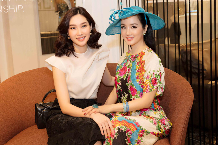  Đặng Thu Thảo và Giáng My trò chuyện vui vẻ khi đi dự chung sự kiện.