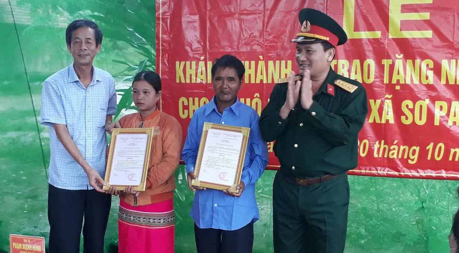 Lãnh đạo BCH trao quyết định bàn giao nhà cho 2 gia đình. Ảnh: Anh Huy