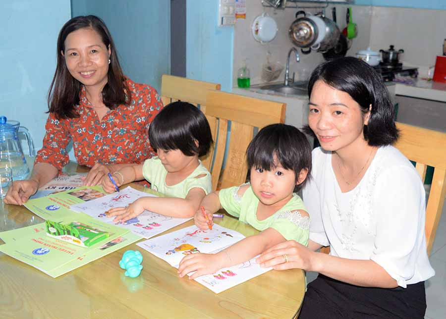  Cán bộ dân số Trung tâm Y tế TP. Pleiku (bìa trái) tuyên truyền tại gia đình sinh con 1 bề là gái. Ảnh: Đ.Y