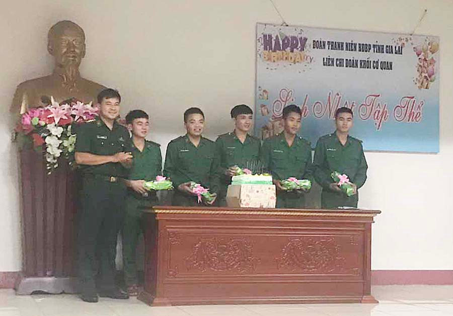  Tặng quà các chiến sĩ có ngày sinh nhật trong quý III-2019. Ảnh: A.H 