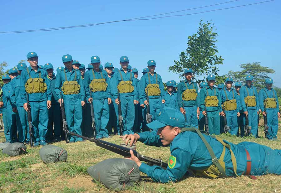  Lực lượng dân quân tham gia huấn luyện kỹ thuật ngắm bắn trên thao trường. Ảnh: K.N.B