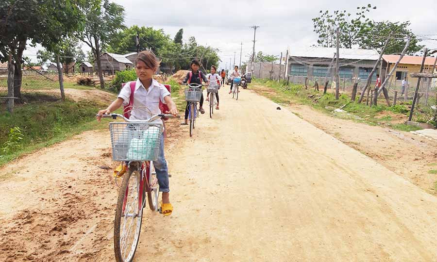  Những đứa trẻ làng Cheng Leng đã chuyển về làng Hek sinh sống trên đường. Ảnh: M.N