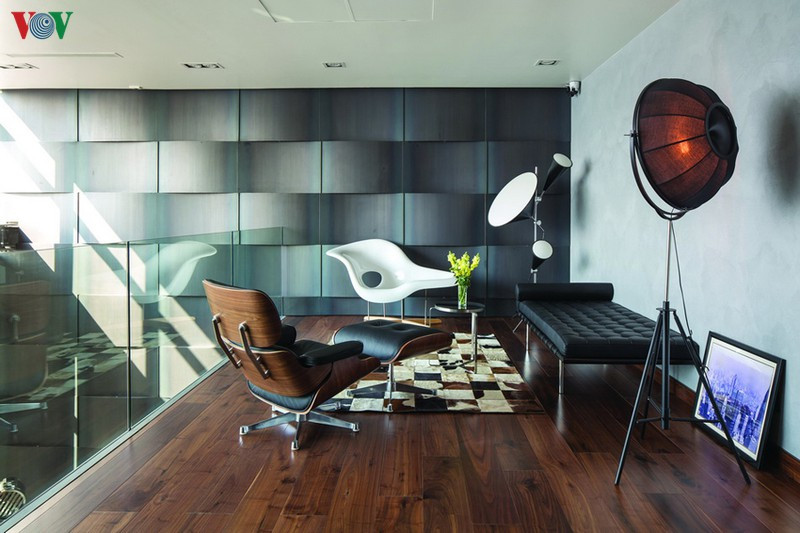 Bức tường kim loại này kéo dài lên tầng trên nơi có phòng giải trí cạnh khoảng thông tầng. Bức tường kim loại này kéo dài lên tầng trên nơi có phòng giải trí cạnh khoảng thông tầng.