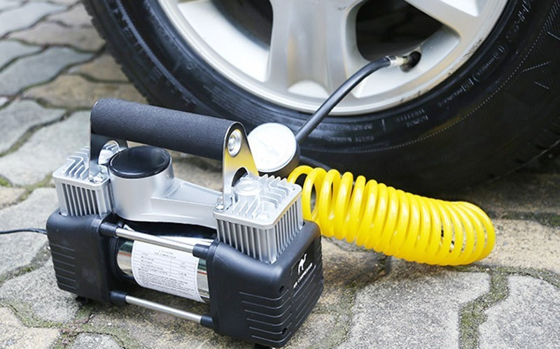  Bơm lốp mini là phụ kiện khá hữu dụng. Ảnh BD. 