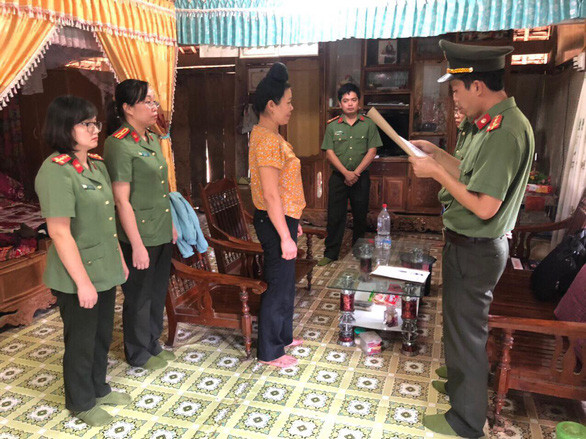 Bà Lò Thị Trường nghe tống đạt quyết định khởi tố - Ảnh: Công an cung cấp Bà Lò Thị Trường nghe tống đạt quyết định khởi tố - Ảnh: Công an cung cấp