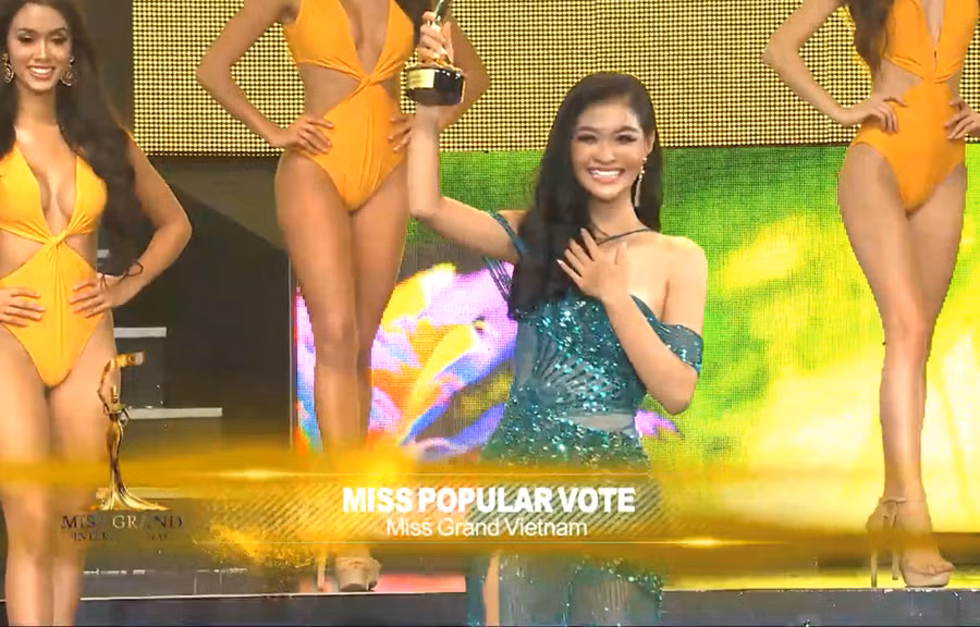 Kiều Loan nhận giải thưởng Miss Popular Vote.