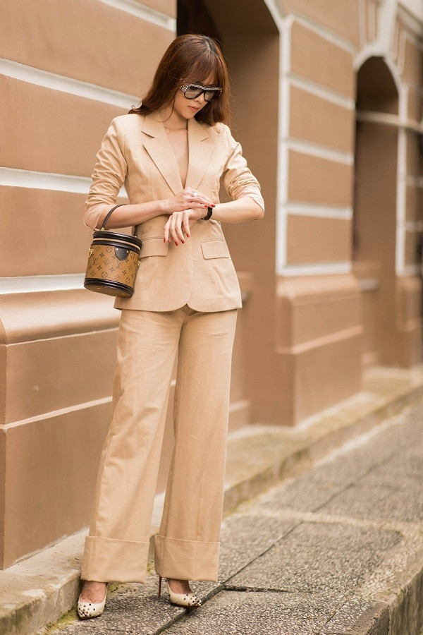 Không chỉ mang đến hình ảnh năng động, quý phái, Diệp Bảo Ngọc còn gợi ý cho người hâm mộ cách phối đồ theo phong cách cá tính nhưng không kém phần thanh lịch. Cô chọn bộ vest tông màu kem khi xuất hiện trên đường phố. Không chỉ mang đến hình ảnh năng động, quý phái, Diệp Bảo Ngọc còn gợi ý cho người hâm mộ cách phối đồ theo phong cách cá tính nhưng không kém phần thanh lịch. Cô chọn bộ vest tông màu kem khi xuất hiện trên đường phố.