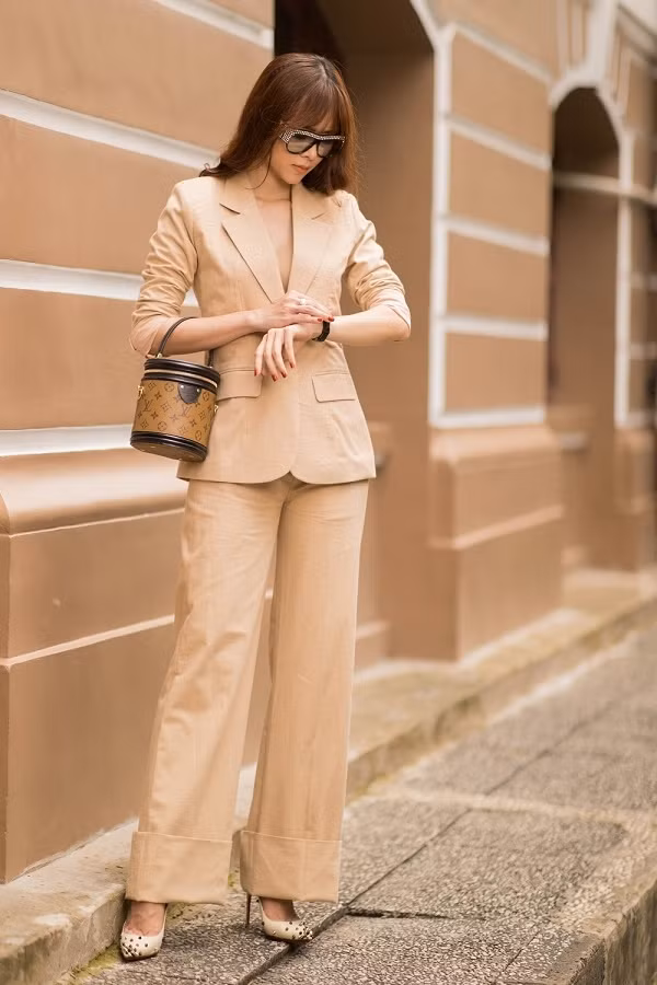 Không chỉ mang đến hình ảnh năng động, quý phái, Diệp Bảo Ngọc còn gợi ý cho người hâm mộ cách phối đồ theo phong cách cá tính nhưng không kém phần thanh lịch. Cô chọn bộ vest tông màu kem khi xuất hiện trên đường phố. Không chỉ mang đến hình ảnh năng động, quý phái, Diệp Bảo Ngọc còn gợi ý cho người hâm mộ cách phối đồ theo phong cách cá tính nhưng không kém phần thanh lịch. Cô chọn bộ vest tông màu kem khi xuất hiện trên đường phố.