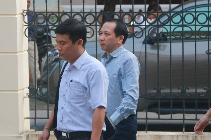 Ông Trần Đức Quý, Phó chủ tịch UBND tỉnh Hà Giang (bên phải), tại phiên toà hôm 18-9