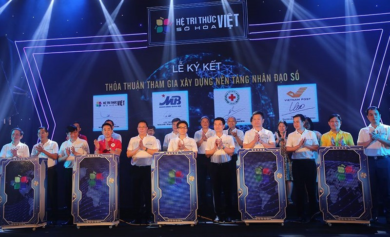 Phó Thủ tướng Vũ Đức Đam, Bộ trưởng Bộ TT&TT Nguyễn Mạnh Hùng, Chủ tịch Viện Hàn lâm Khoa học và Công nghệ Việt Nam Châu Văn Minh cùng các đại biểu thực hiện nghi thức phát động giai đoạn 2 của đề án Phát triển Hệ tri thức với việc khởi động 2 nền tảng Vmap và iNhandao.