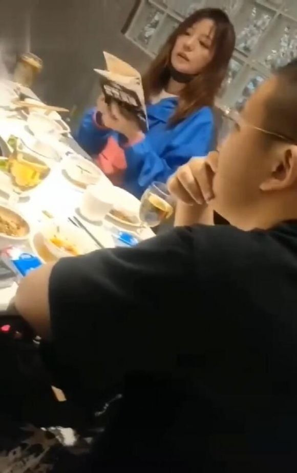 Nhưng khi không xuất hiện trên sóng thì cô trông rất bình thường như bao người