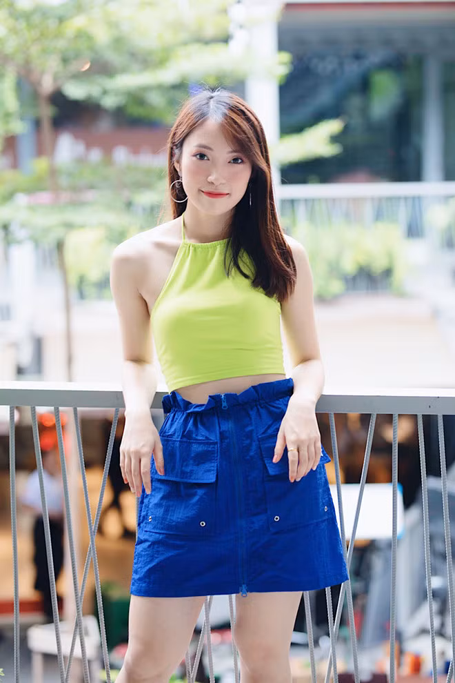  Đôi lúc, Khánh Vy cũng thể hiện chất sành điệu trong bộ cánh màu sắc hợp mốt với áo crop top xanh neon đi kèm chân váy sắc xanh coban. 