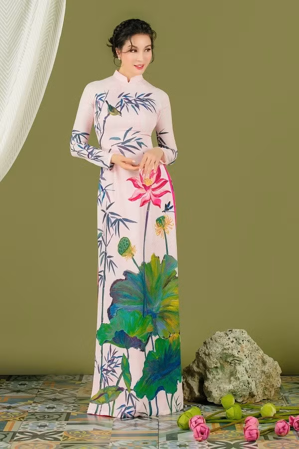 Cô chọn kiểu tóc búi cao đơn giản và lối trang điểm tông hồng nhẹ nhàng, tôn đường nét ngọt ngào trên gương mặt.