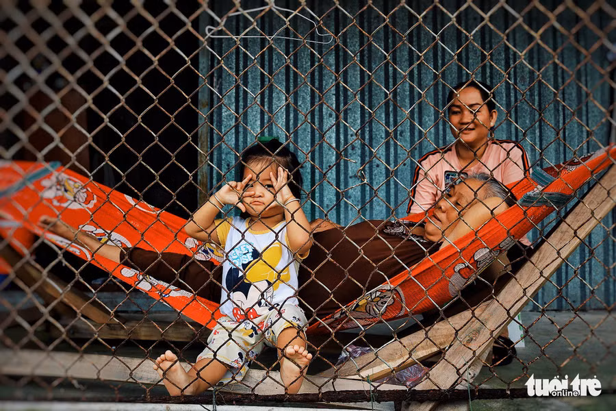  Bé Kiều Vi (2 tuổi) làm dáng bên bà và mẹ - Ảnh: NGUYỆT NHI