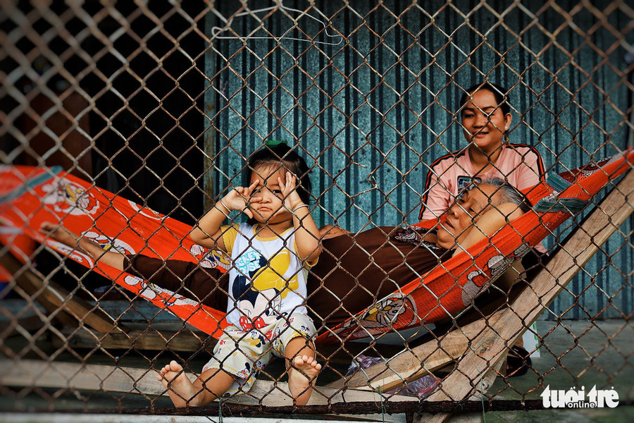  Bé Kiều Vi (2 tuổi) làm dáng bên bà và mẹ - Ảnh: NGUYỆT NHI