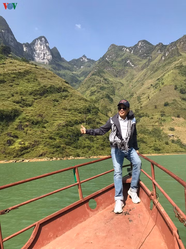 Trải nghiệm thú vị nhất khi tới hẻm Tu Sản là được ngồi trên thuyền, cano, chèo ngược dòng Nho Quế trên Hồ Thủy điện Nho Quế ngước nhìn lên những vách núi dựng đứng, bầu trời cao vời vợi.