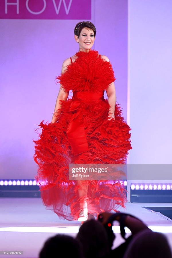 Thiết kế đầm lông vũ đỏ mới nhất trong bộ sưu tập Spring Summer 2020 của NTK Trần Hùng vinh dự được mở màn bộ sưu tập dạ hội tại sự kiện Breast Cancer Care London Show 2019.