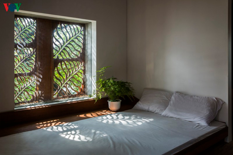 Một ô cửa sổ cũng có hoa văn thống nhất như ở những nơi khác. Tạo hình này khi nắng chiếu vào trở thành những vệt sáng tuyệt đẹp.