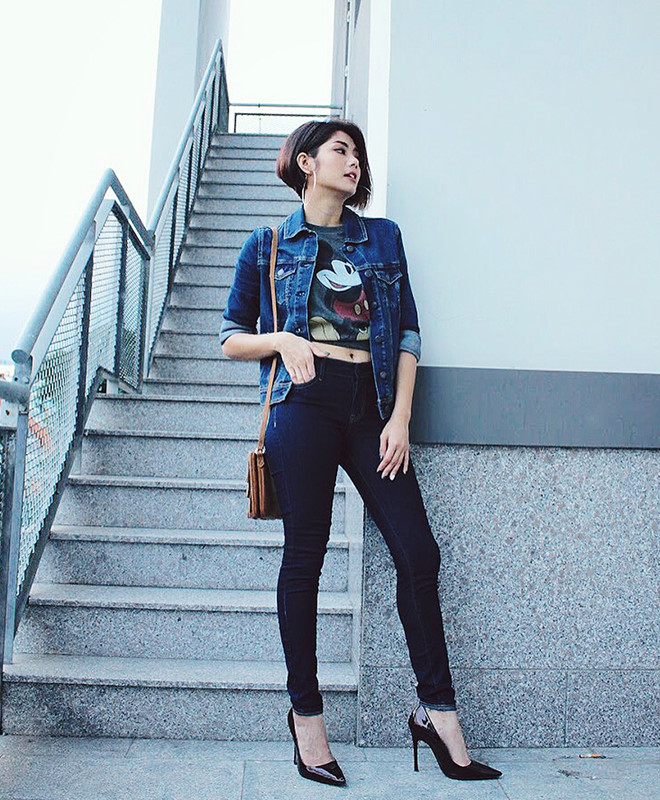 Skinny jeans, áo crop top và giày mũi nhọn giúp Đàm Phương Linh ra dáng một quý cô sành điệu. 9X hoàn thiện set đồ bằng áo khoác jeans cá tính và túi xách màu nâu cổ điển. Ảnh: FBNV.