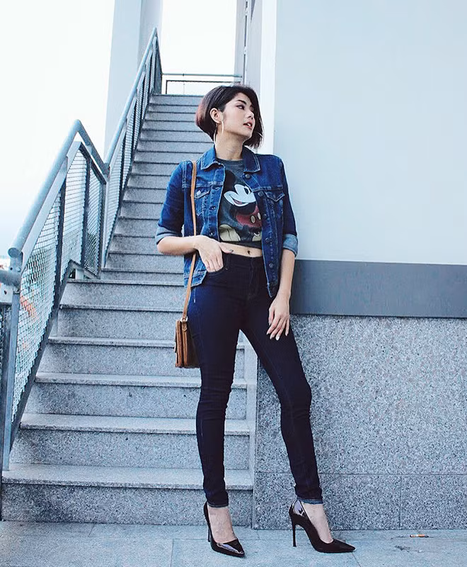 Skinny jeans, áo crop top và giày mũi nhọn giúp Đàm Phương Linh ra dáng một quý cô sành điệu. 9X hoàn thiện set đồ bằng áo khoác jeans cá tính và túi xách màu nâu cổ điển. Ảnh: FBNV.