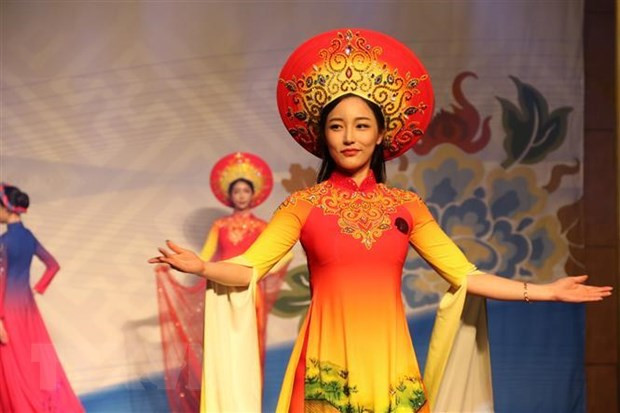 Trình diễn áo dài Việt trong chương trình trình diễn thời trang Tự hào Áo dài Việt. (Ảnh: Đình Phương/TTXVN) Trình diễn áo dài Việt trong chương trình trình diễn thời trang Tự hào Áo dài Việt. (Ảnh: Đình Phương/TTXVN)