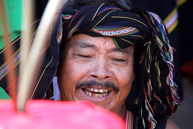 Nụ cười của già làng người Pơ noong ở huyện Phước Sơn - ẢNH: MẠNH CƯỜNG