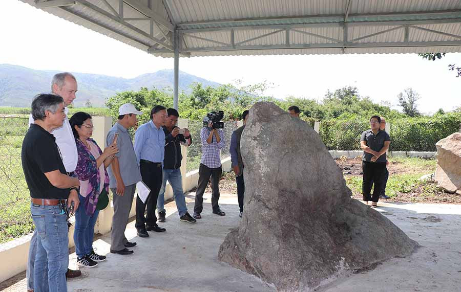  Bia đá Chăm tại thôn Tư Lương (xã Tân An, huyện Đak Pơ) là văn bia đầu tiên được phát hiện ở khu vực phía Đông tỉnh Gia Lai, có niên đại vào thế kỷ XV. Ảnh: Ngọc Minh