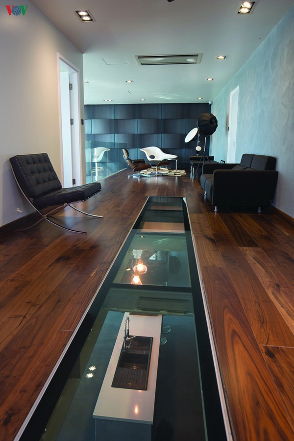 Hành lang ở tầng trên dẫn tới phòng giải trí được làm sàn kính khung thép, có thể nhìn xuyên xuống khu bếp và phòng khách tầng dưới. Hành lang ở tầng trên dẫn tới phòng giải trí được làm sàn kính khung thép, có thể nhìn xuyên xuống khu bếp và phòng khách tầng dưới.