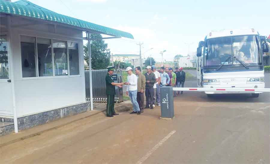 Việc giải quyết thủ tục xuất nhập cảnh cho người dân được tiến hành nhanh chóng. Ảnh: P.D  Việc giải quyết thủ tục xuất nhập cảnh cho người dân được tiến hành nhanh chóng. Ảnh: P.D