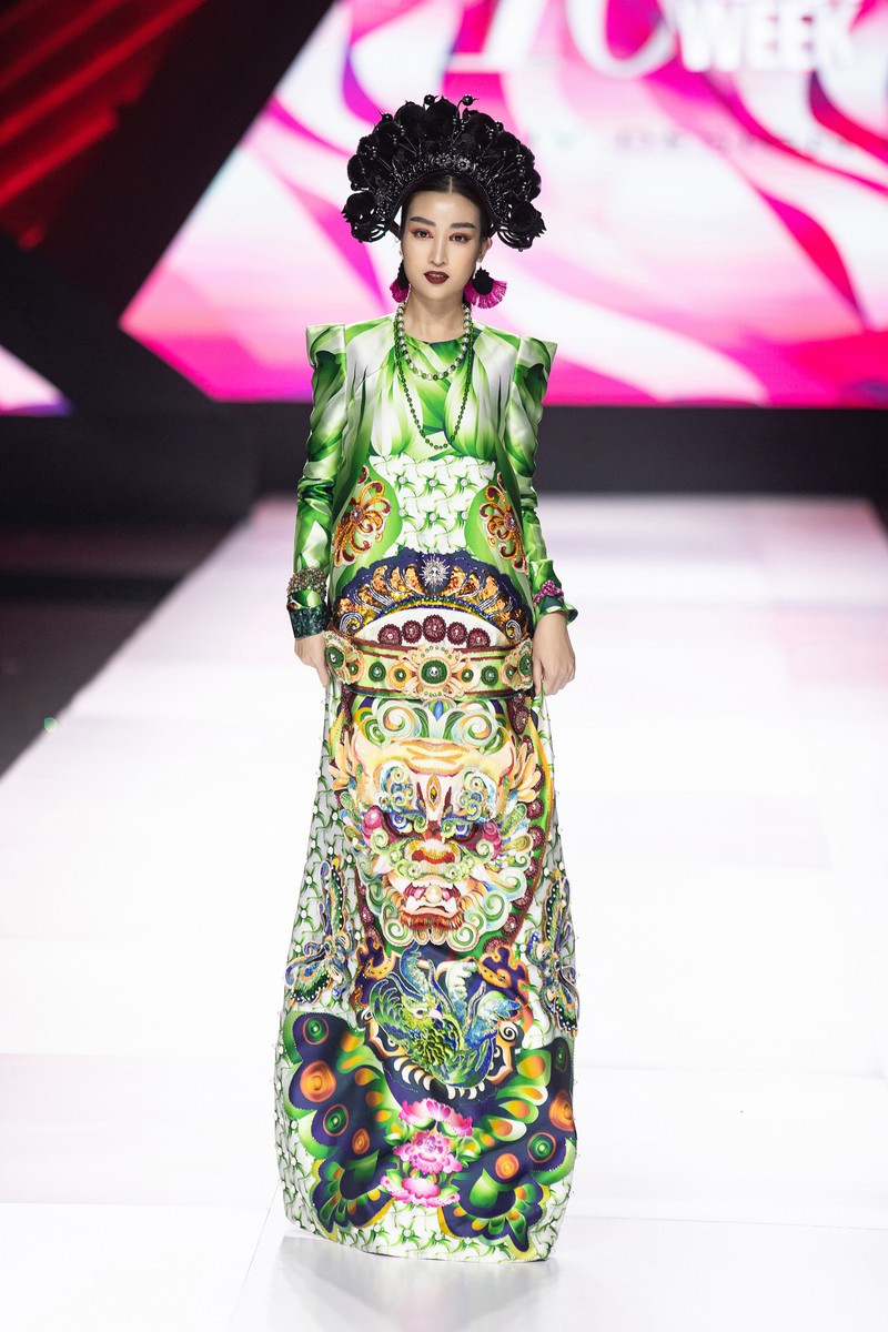 Từng chi tiết trên bộ trang phục đều đem đến cho người xem gợi nhớ đến những nghệ sĩ cải lương xưa, những đường xếp vải, tua rua ở trang phục, hay những chiếc mặt lạ cầu kỳ đều được Thủy Nguyễn đưa lên sàn diễn.