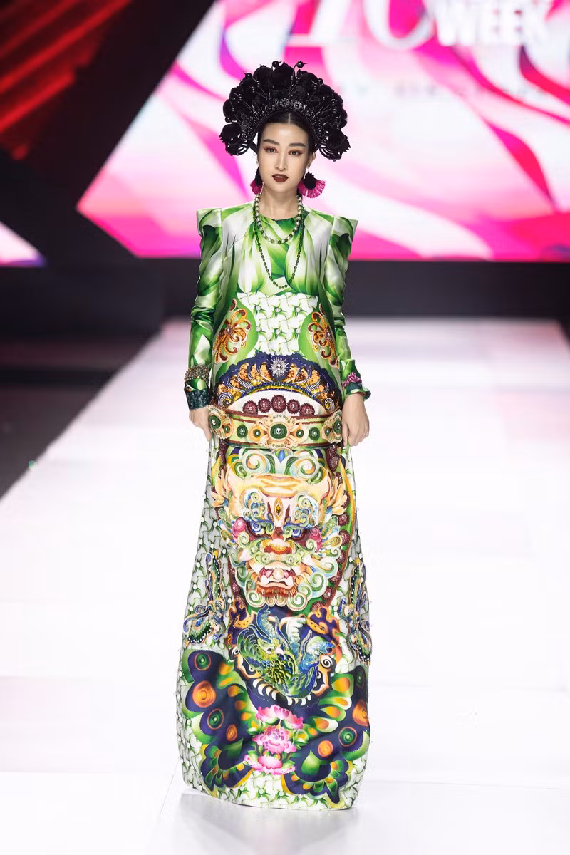 Từng chi tiết trên bộ trang phục đều đem đến cho người xem gợi nhớ đến những nghệ sĩ cải lương xưa, những đường xếp vải, tua rua ở trang phục, hay những chiếc mặt lạ cầu kỳ đều được Thủy Nguyễn đưa lên sàn diễn.