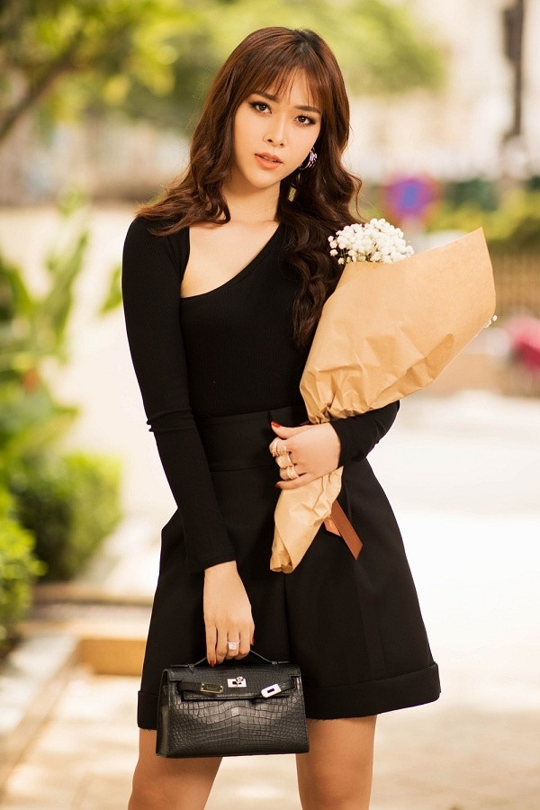 Diệp Bảo Ngọc lựa chọn những trang phục đơn giản nhưng tôn lên vóc dáng thanh mảnh, gợi cảm. Cô phối áo thu dạng tay dài mix cùng quần ngắn “xuyệt tông” đen Diệp Bảo Ngọc lựa chọn những trang phục đơn giản nhưng tôn lên vóc dáng thanh mảnh, gợi cảm. Cô phối áo thu dạng tay dài mix cùng quần ngắn “xuyệt tông” đen