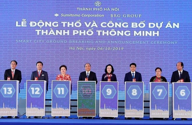 Thủ tướng Nguyễn Xuân Phúc và các đại biểu thực hiện nghi thức khởi công. (Ảnh: Thống Nhất/TTXVN)