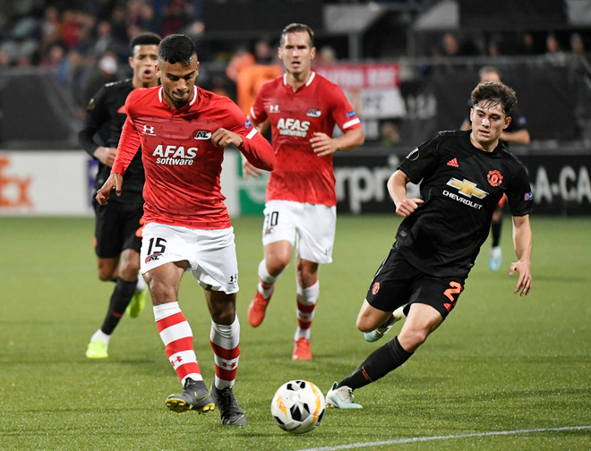  MU gặp khó trước chủ nhà AZ.